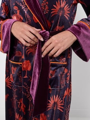 Joe Browns Boutique Exotic Printed Velvet Dressing Gown - صورة 2 من 5