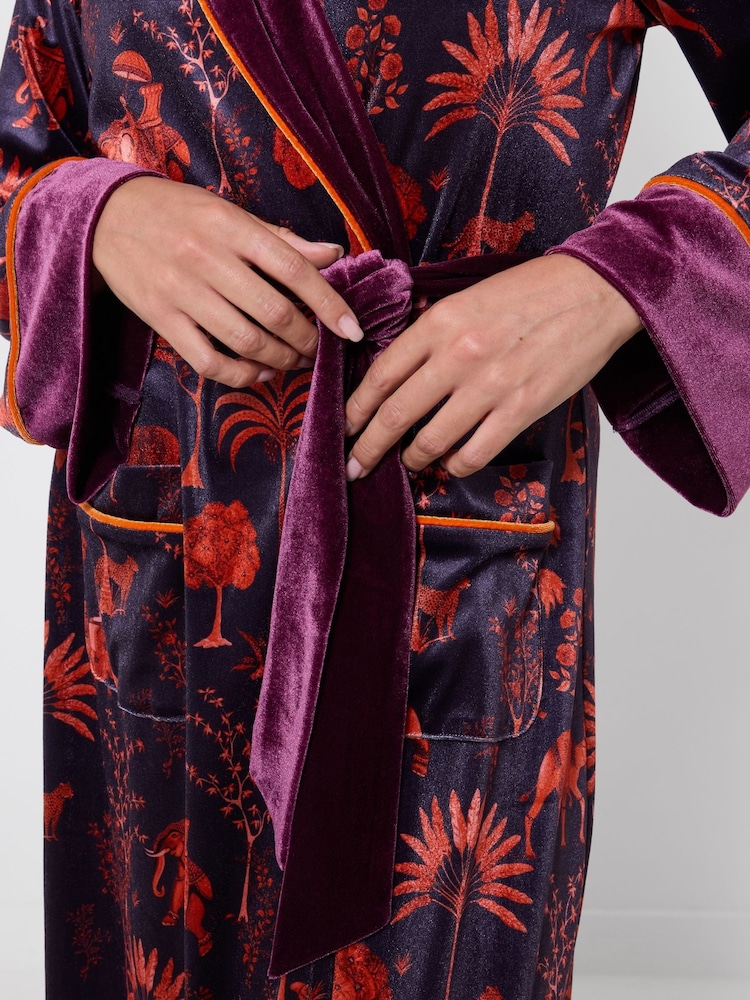 Joe Browns Boutique Exotic Printed Velvet Dressing Gown - صورة 2 من 5 Joe Browns Boutique Exotic Printed Velvet Dressing Gown - صورة 2 من 5