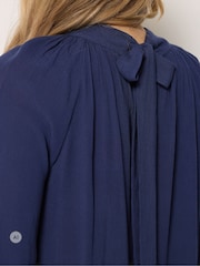 Blauw - Long Tall Sally blouse met strik bij de hals, gemaakt van kreukelkatoen - Afbeelding 4 van 6