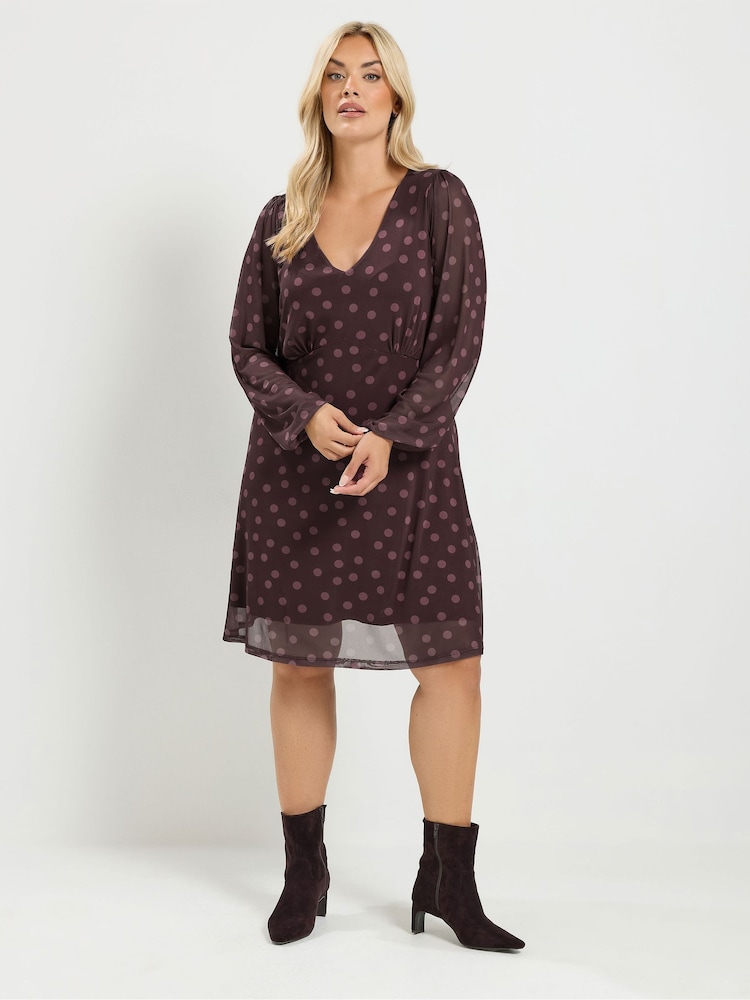 Yours Curve Gepunktetes Netzstoffkleid mit Ballonärmeln - Bild 2 von 6
