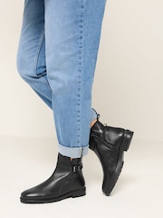 Botines de piel con detalle de hebilla y corte ancho E de Yours Curve - Imagen 1 de 5