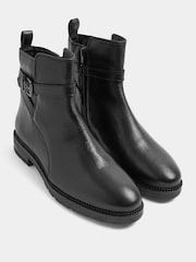 Botines de piel con detalle de hebilla y corte ancho E de Yours Curve - Imagen 2 de 5