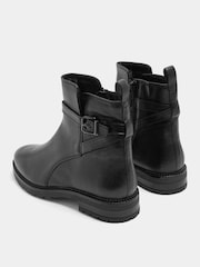 Botines de piel con detalle de hebilla y corte ancho E de Yours Curve - Imagen 4 de 5