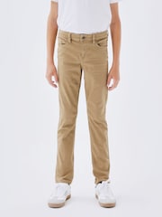 Braun - Name It Twill-Chinohose aus Baumwolle in Slim Fit mit verstellbarem Bund - Bild 1 von 5