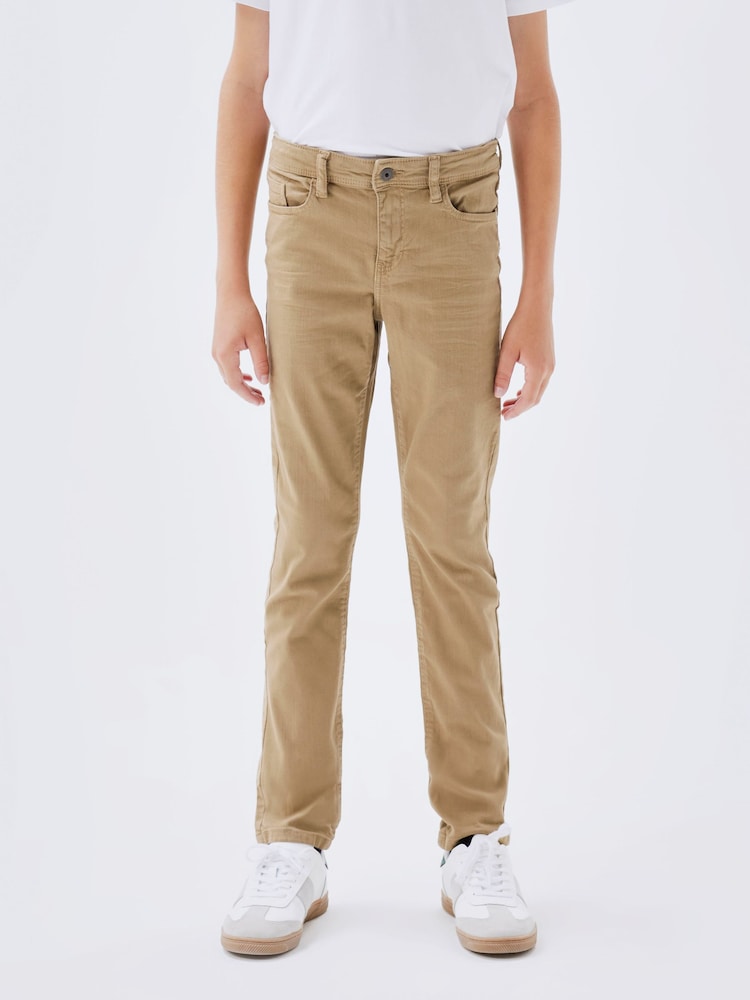 Braun - Name It Twill-Chinohose aus Baumwolle in Slim Fit mit verstellbarem Bund - Bild 1 von 5