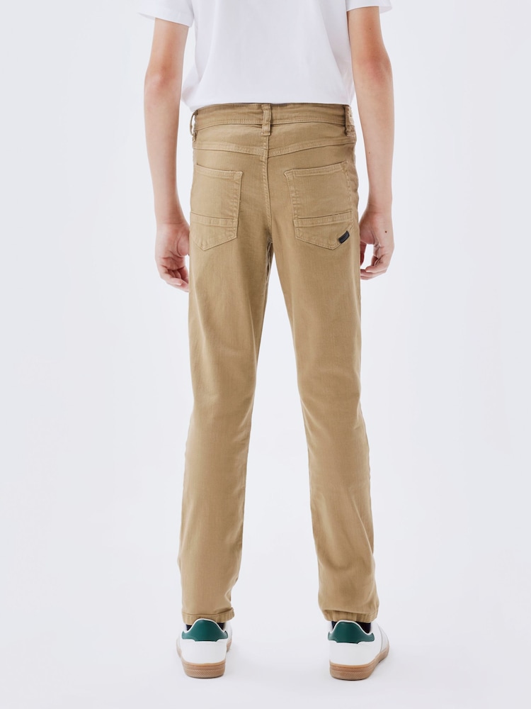 Braun - Name It Twill-Chinohose aus Baumwolle in Slim Fit mit verstellbarem Bund - Bild 2 von 5