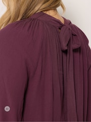 Rood - Long Tall Sally blouse met strik bij de hals, gemaakt van kreukelkatoen - Afbeelding 4 van 6