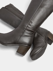 Brown - Yours Curve Leather Buckle Knee High Boots na Malapad at E Fit - Larawan 5 ng 5