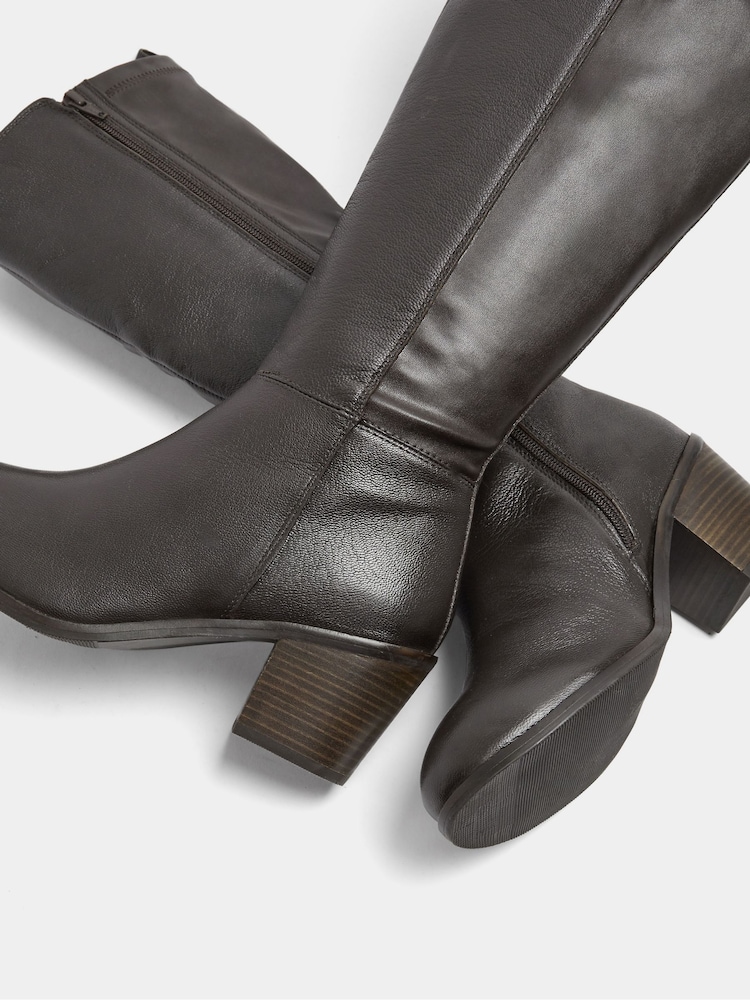 Brown - Yours Curve Leather Buckle Knee High Boots na Malapad at E Fit - Larawan 5 ng 5