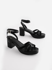 أسود - حذاء بكعب مرتفع قليلًا من الأمام من Forever Comfort® - صورة 3 من 7