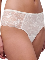 Puti - Chantelle Kiss Lace Low Rise Shorty Knickers - Larawan 3 ng 4