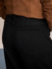 جينز واسع بقصّة مريحة مزيّن بلمسة باهتة من Mint Velvet - صورة 4 من 6