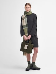أخضر زيتوني - فستان من القطن 100% محبوك بتصميم مكتنز بغرزة مضلعة من Barbour®‎ - صورة 3 من 9