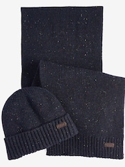أزرق داكن - طقم يمكن تقديمه كهدية يأتي في صندوق مكوّن من قبعة ووشاح تشكيلة Carlton من ‪Barbour®‬ - صورة 1 من 5