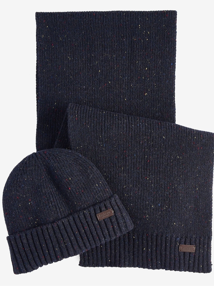 أزرق داكن - طقم يمكن تقديمه كهدية يأتي في صندوق مكوّن من قبعة ووشاح تشكيلة Carlton من ‪Barbour®‬ - صورة 1 من 5