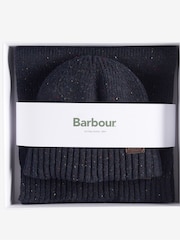 أزرق داكن - طقم يمكن تقديمه كهدية يأتي في صندوق مكوّن من قبعة ووشاح تشكيلة Carlton من ‪Barbour®‬ - صورة 2 من 5