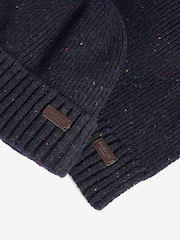 أزرق داكن - طقم يمكن تقديمه كهدية يأتي في صندوق مكوّن من قبعة ووشاح تشكيلة Carlton من ‪Barbour®‬ - صورة 5 من 5