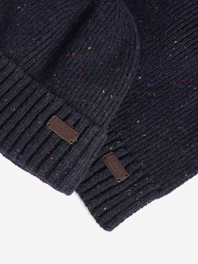 أزرق داكن - طقم يمكن تقديمه كهدية يأتي في صندوق مكوّن من قبعة ووشاح تشكيلة Carlton من ‪Barbour®‬ - صورة 5 من 5