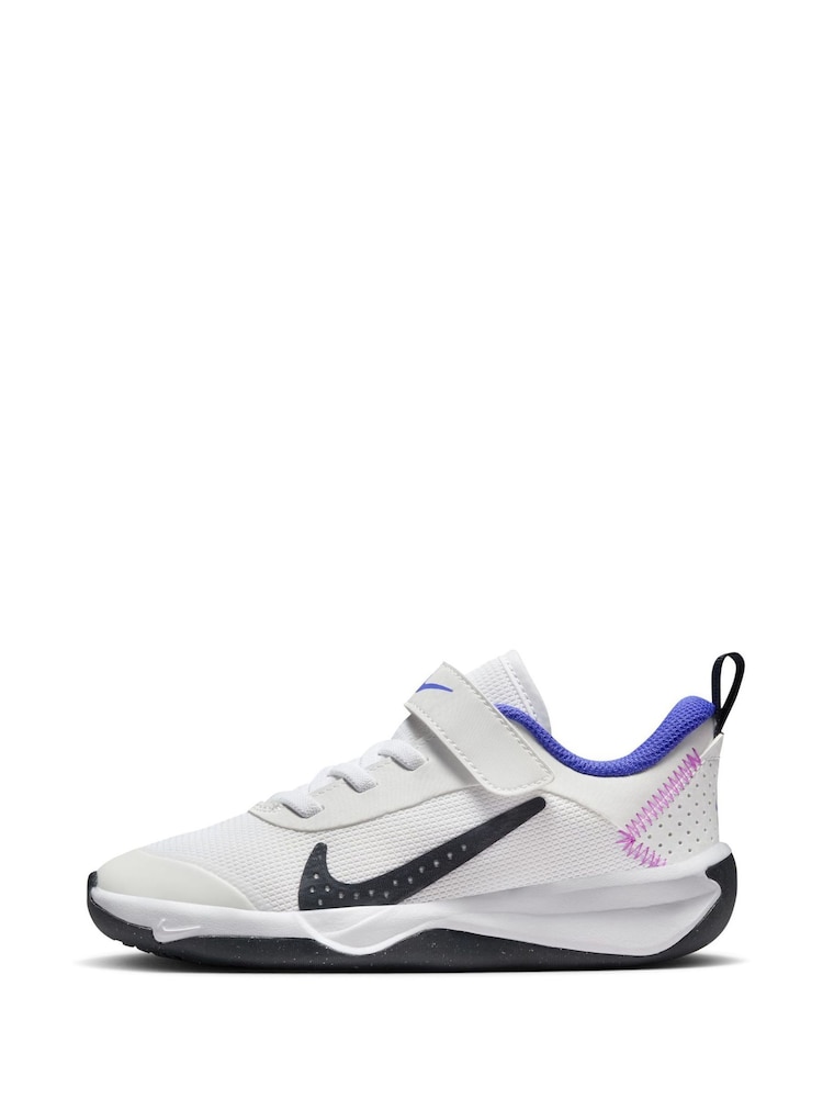 Nike White/Navy Junior Omni Trainers - Image 2 of 9
