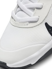 Nike White/Navy Junior Omni Trainers - Image 6 of 9