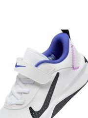 Nike White/Navy Junior Omni Trainers - Image 7 of 9