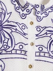Blanco/azul - Conjunto de camisa y pantalones cortos con aberturas y estampado de palmeras de River Island - Imagen 4 de 5