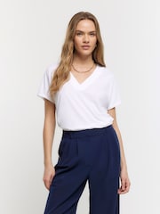 Blanco - Camiseta de vestir con cuello de pico de River Island - Imagen 1 de 6