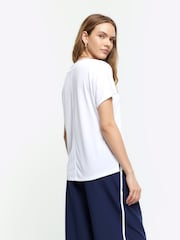 Blanco - Camiseta de vestir con cuello de pico de River Island - Imagen 2 de 6