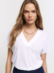 Blanco - Camiseta de vestir con cuello de pico de River Island - Imagen 4 de 6