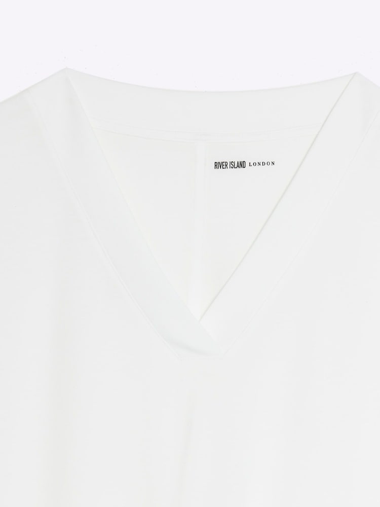 Blanco - Camiseta de vestir con cuello de pico de River Island - Imagen 6 de 6