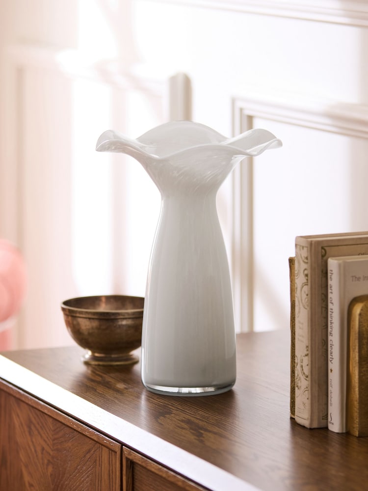 Nina Campbell White Fluted Large Flower Vase - Image 2 of 5 Nina Campbell White Fluted Large Flower Vase - Image 2 of 5