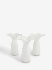 Nina Campbell White Fluted Large Flower Vase - Image 4 of 5