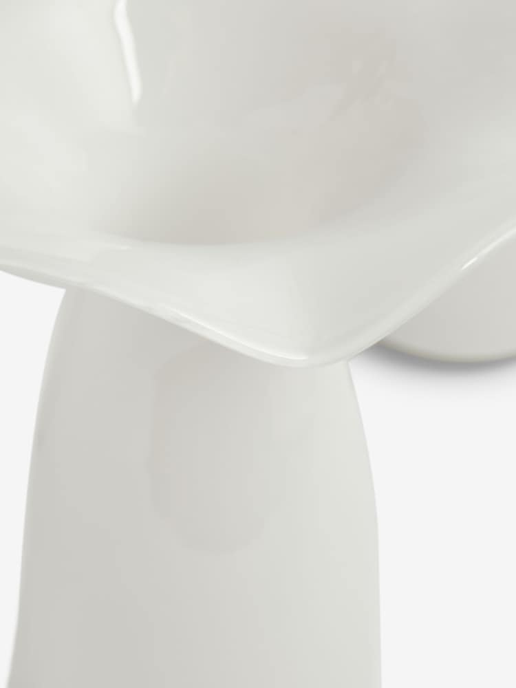 Nina Campbell White Fluted Large Flower Vase - Image 5 of 5 Nina Campbell White Fluted Large Flower Vase - Image 5 of 5