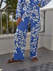 Blau/Weiß/Bedruckt - Hose mit Leinenanteil, weitem Bein und Bindegürtel - Bild 2 von 7