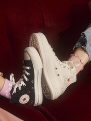 Converse Black Junior Chuck Taylor EVA Lift Heart Trainers - Image 10 of 10