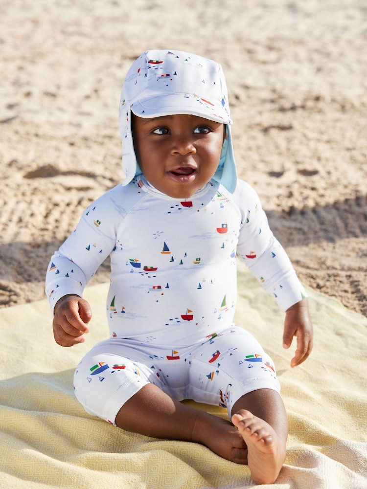 Blassblaue Boote​​​​​​​ - Sonnenschutz-Set aus Badeanzug und Mütze 2-teilig (3Monate–7Jahre) - Bild 1 von 10