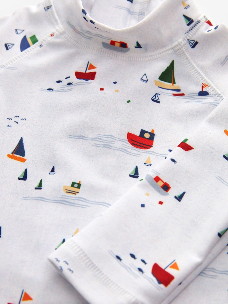 Blassblaue Boote​​​​​​​ - Sonnenschutz-Set aus Badeanzug und Mütze 2-teilig (3Monate–7Jahre) - Bild 10 von 10
