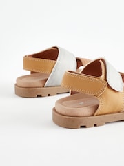 Hellbraun - Sandalen mit Kork-Fussbett und zwei Riemen mit Klettverschluss - Bild 3 von 6