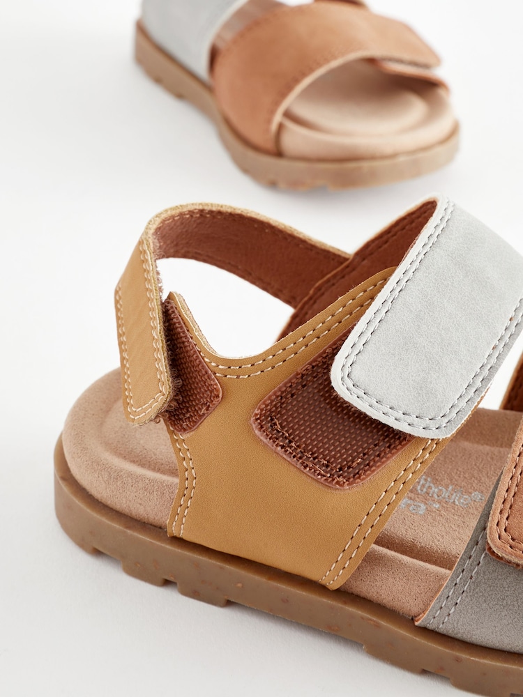Hellbraun - Sandalen mit Kork-Fussbett und zwei Riemen mit Klettverschluss - Bild 6 von 6 Hellbraun - Sandalen mit Kork-Fussbett und zwei Riemen mit Klettverschluss - Bild 6 von 6