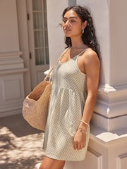 Cuadros en verde - Minivestido veraniego estilo camisola de sirsaca de algodón 100 % con cuello en pico - Imagen 3 de 7