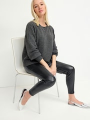 Schwarz - Skinny-Hose aus Lederimitat mit Ziernaht, Umstandsmode - Bild 1 von 8