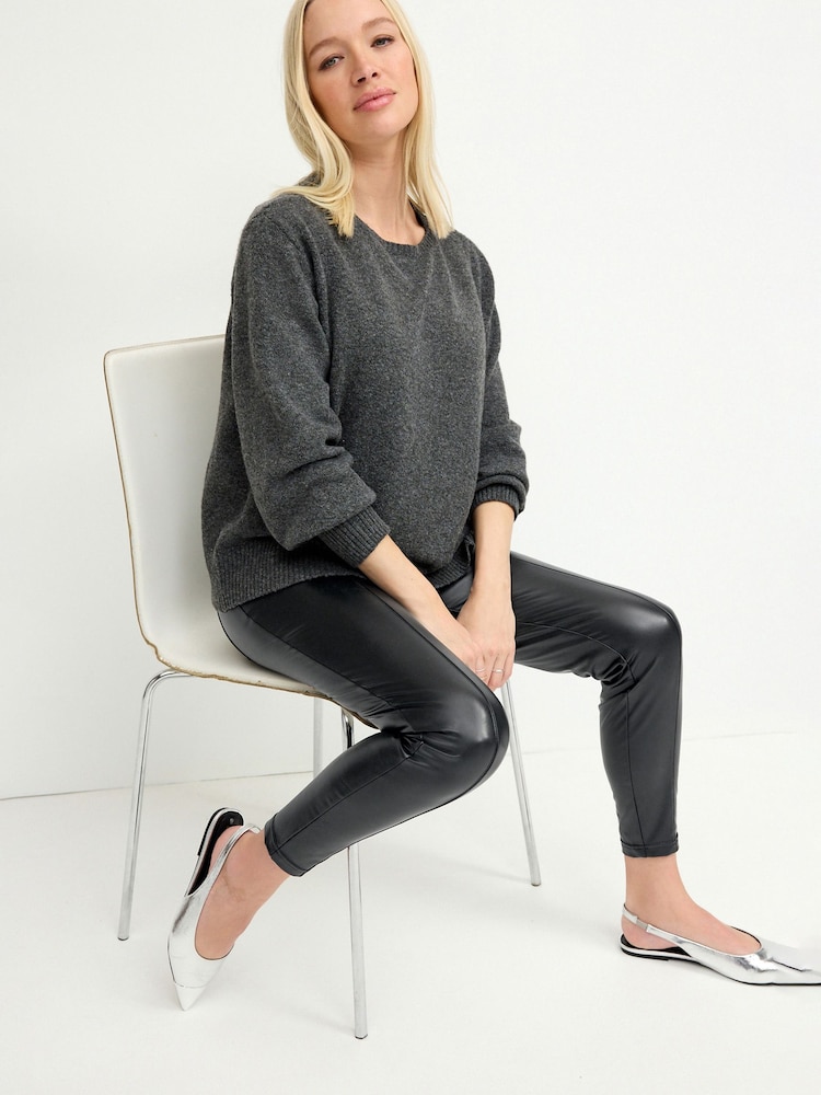 Schwarz - Skinny-Hose aus Lederimitat mit Ziernaht, Umstandsmode - Bild 1 von 8