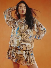 فستان قصير برّاق بنقشة بيزلي من River Island - صورة 2 من 4