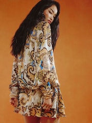 فستان قصير برّاق بنقشة بيزلي من River Island - صورة 3 من 4