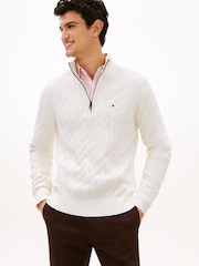 كريم - كنزة محبوكة بنمط مجدول وربع سحّاب من Tommy Hilfiger - صورة 1 من 7