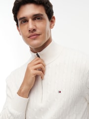 كريم - كنزة محبوكة بنمط مجدول وربع سحّاب من Tommy Hilfiger - صورة 5 من 7