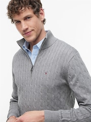 رمادي - كنزة محبوكة بنمط مجدول وربع سحّاب من Tommy Hilfiger - صورة 3 من 7
