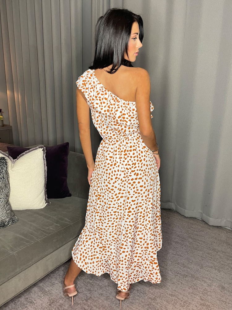Creme - Ax Paris One-Shoulder Kleid mit Rüschen und abfallendem Saum - Bild 2 von 4 Creme - Ax Paris One-Shoulder Kleid mit Rüschen und abfallendem Saum - Bild 2 von 4