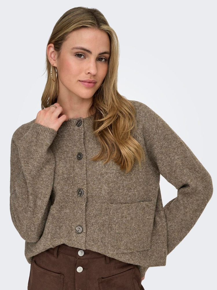 ONLY Strickjacke mit Rundhalsausschnitt, Knopfleiste und aufgesetzten Taschen - Bild 1 von 6 ONLY Strickjacke mit Rundhalsausschnitt, Knopfleiste und aufgesetzten Taschen - Bild 1 von 6