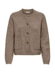 ONLY Strickjacke mit Rundhalsausschnitt, Knopfleiste und aufgesetzten Taschen - Bild 5 von 6